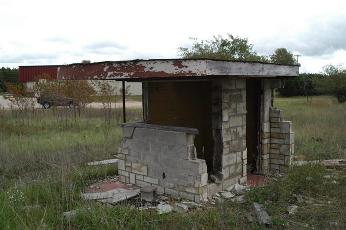 Hilltop Drive-In Theatre - September 2003 Photo (newer photo)